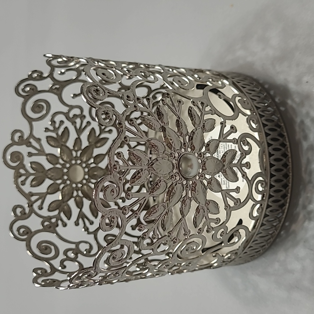 Bath & Body Works ORNATE PEARL SNOWFLAKE 3 Wick LUMINARY Candle Holder Sleeve